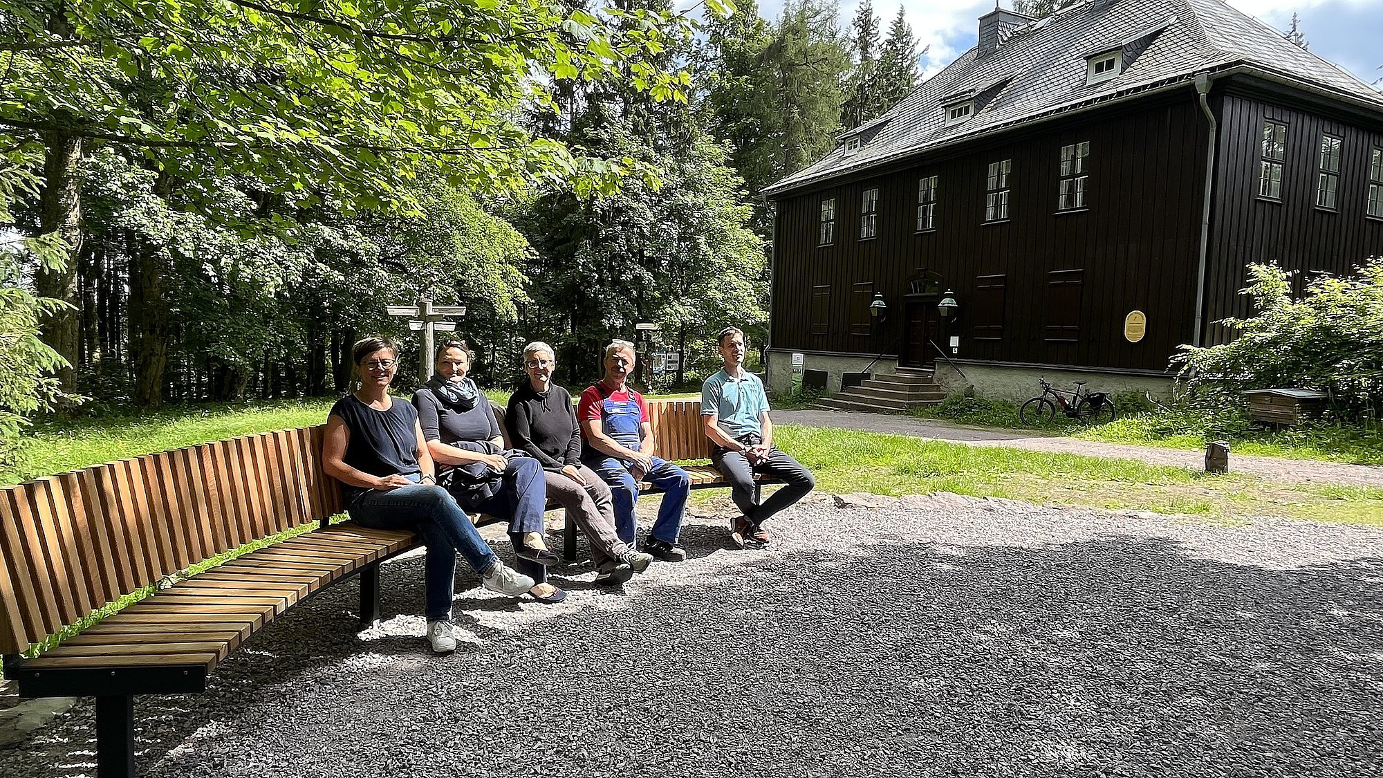 Am Goethehäuschen - Neue Bank mit Personen