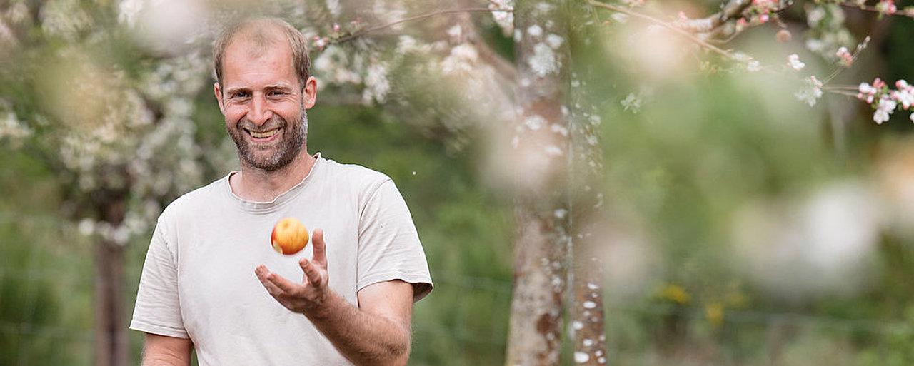 Mann mit Apfel in der Hand