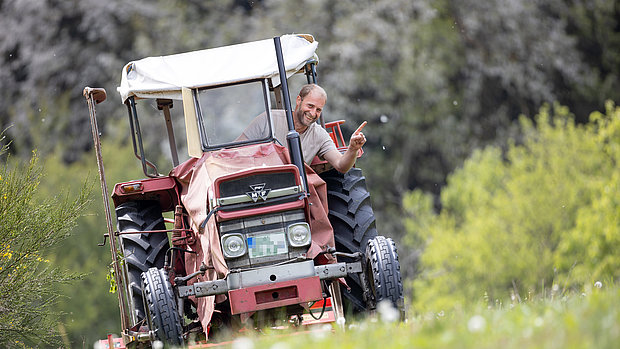 Herr Linde im Traktor auf der Wiese