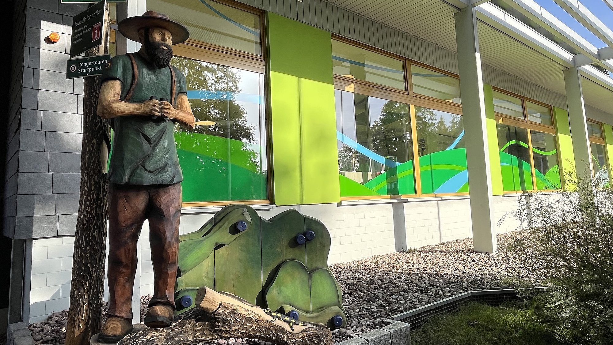 Holzfigur vor Haus