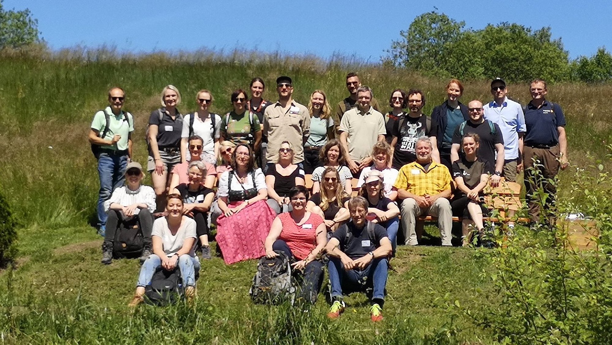 Eine Gruppe auf der Wiese