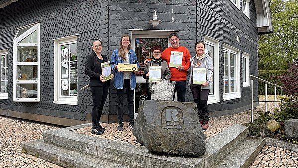 Fünf Personen mit Urkunden 