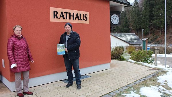 Dr. Elke Hellmuth und Heiko Schilling vor Rathaus