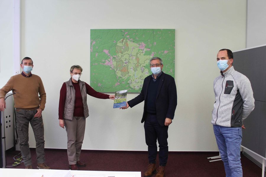 Übergabe gedrucktes Rahmenkonzept