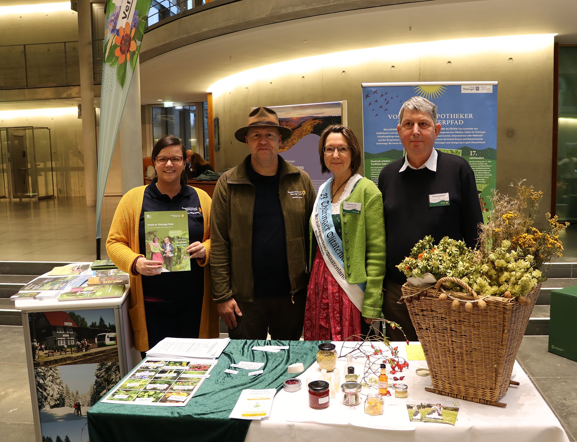 Personen an Messestand